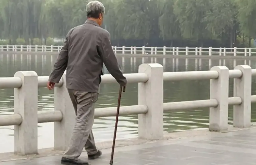 盛夏酷熱，人體汗出如漿